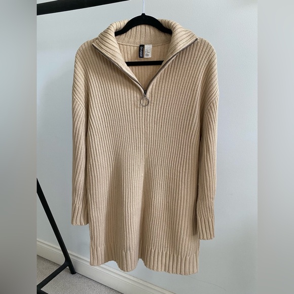 Long Sweater with Bell Sleeves and Zipper Detail - Picture 2 of 4